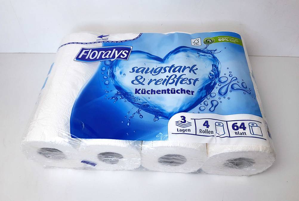 Eine Packung der getesteten Küchenrolle liegt auf einer hellen Fläche.
