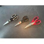 Drei Küchenscheren liegen nebeneinander auf einer Küchenarbeitsplatte