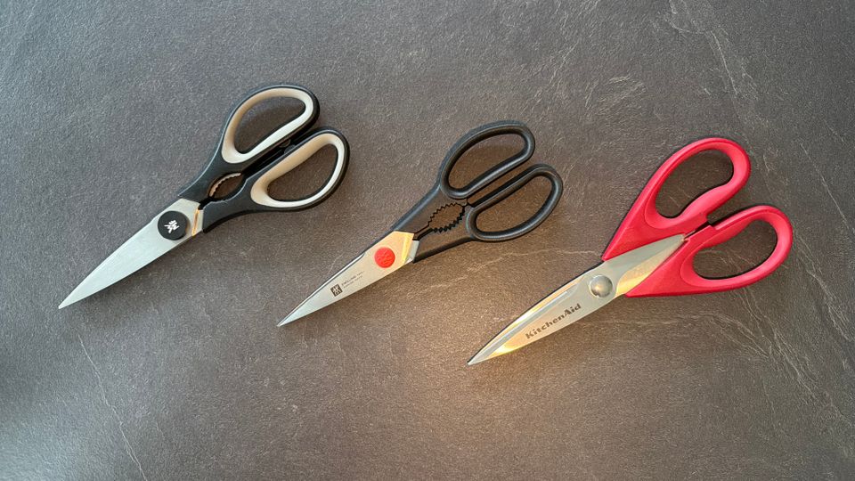 Drei Küchenscheren liegen nebeneinander auf einer Küchenarbeitsplatte