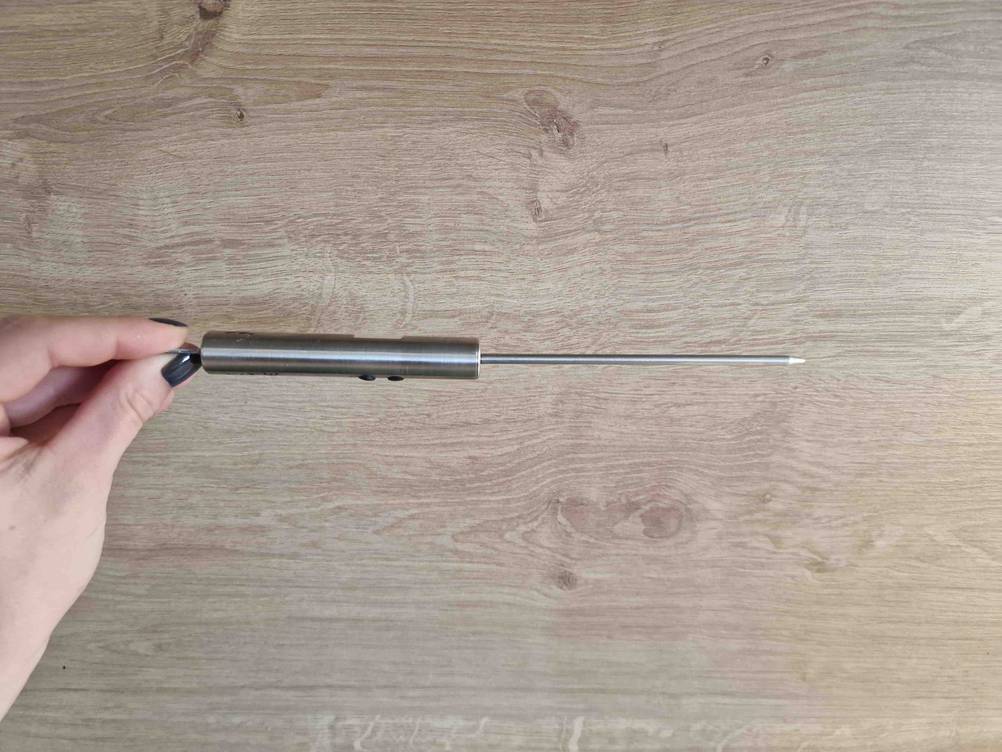 In der Hand befindet sich ein getestetes Küchenthermometer für Flüssigkeiten.