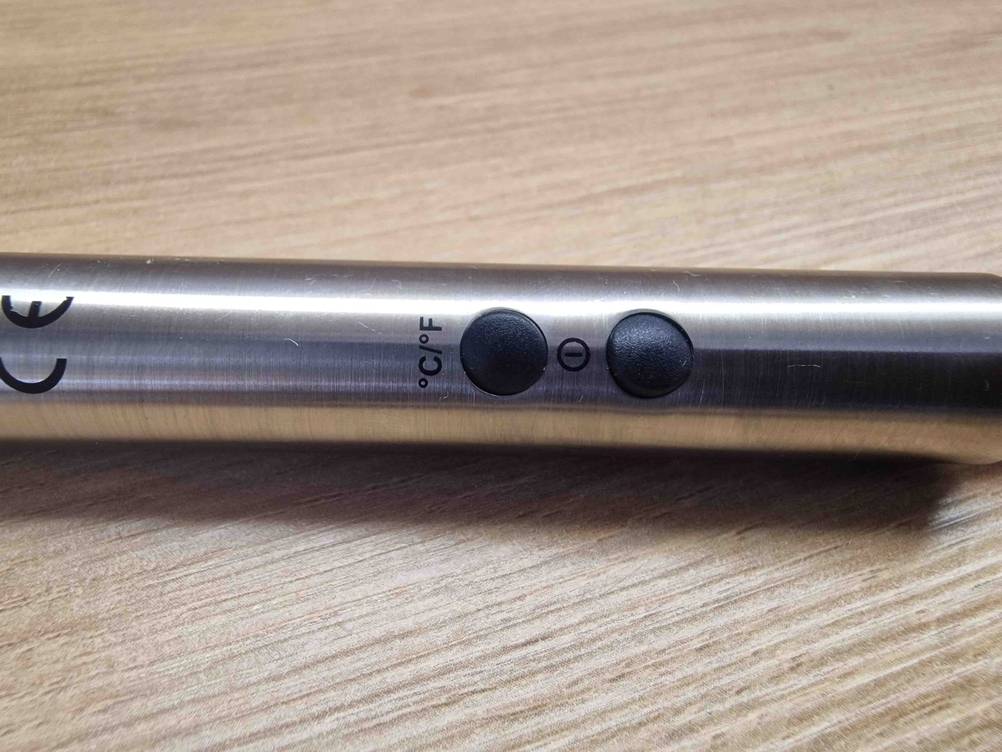 Küchenthermometer für Flüssigkeiten getestet: Nahaufnahme der Bedienelemente am Stab.