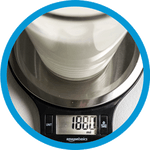 Küchenwaage misst Flüssigkeit. 