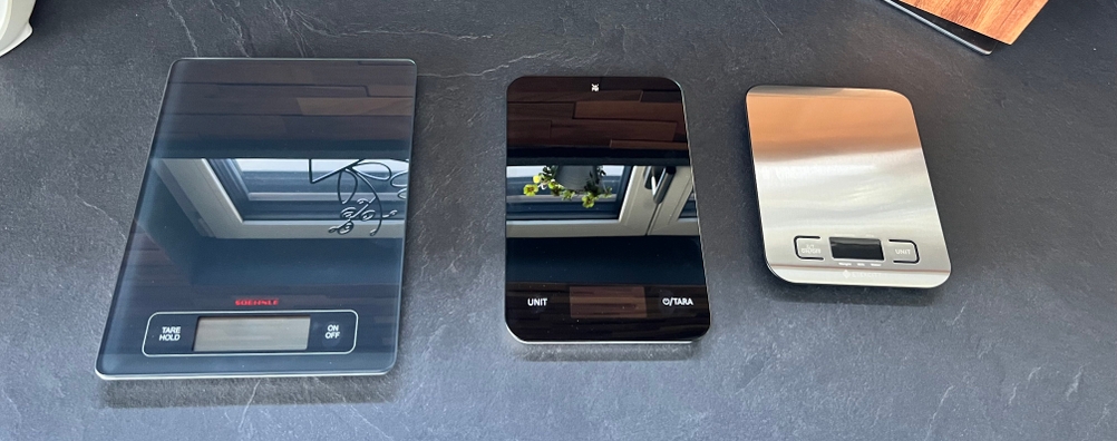 Drei Waagen im Test nebeneinander ausgeschaltet