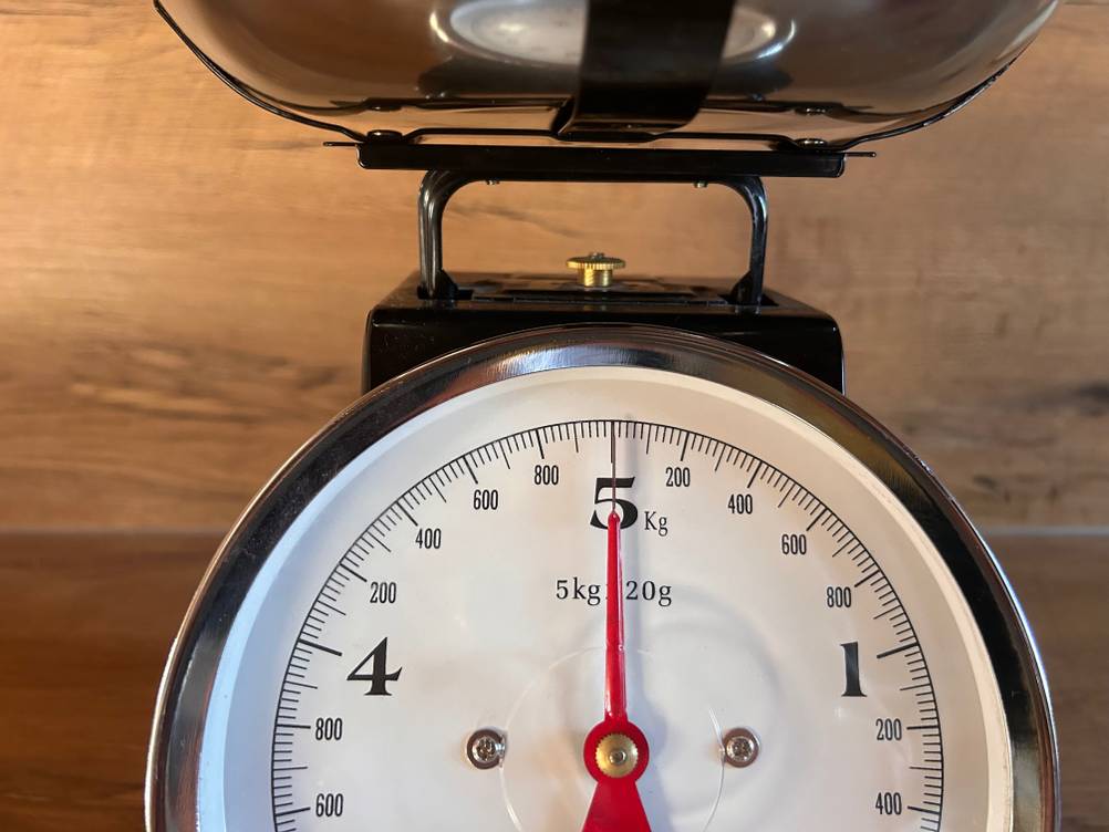 Detailansicht der Messskala einer getesteten Küchenwaage mit Schüssel.