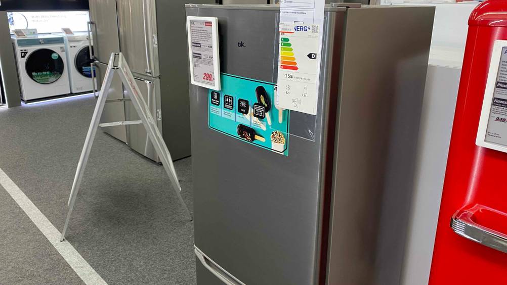 Ein Kühl-Gefrierkombination (140 cm) im Test: In einem Kaufhaus befindet sich ein Ein Kühl-Gefrierkombination (140 cm) mit einer Energieeffizienzklasse D. 