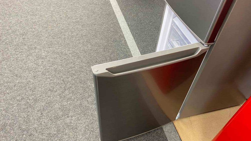 Eine geöffnete Kühl-Gefrierkombination (140 cm) im Test. 