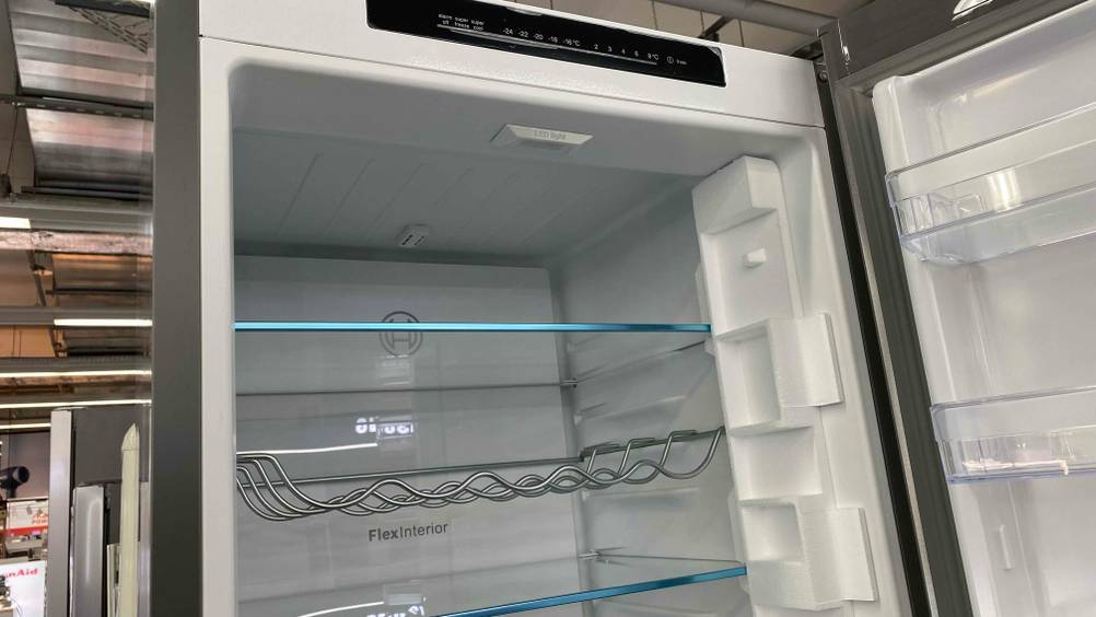 Regale und Temperatureinstellungen von einer getesteten Kühl-Gefrierkombination-mit einer Höhe von 200 cm. 