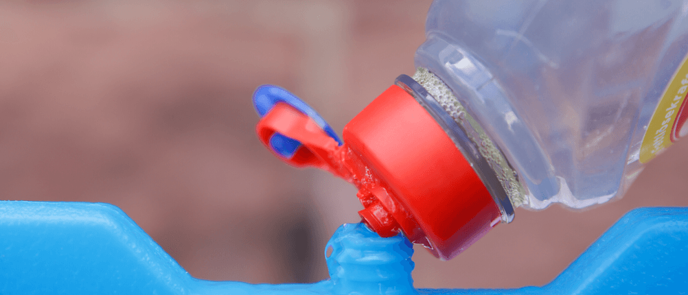 Kühlakkus getestet: Mit einer kleinen Flasche füllen wir Wasser in einen der getesteten Kühlakkus.