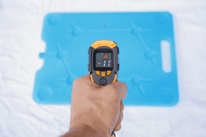 Test verschiedener Kühlakkus: Mit einem Laser-Thermometer wird die Oberflächentemperatur eines Kühlakkus gemessen.