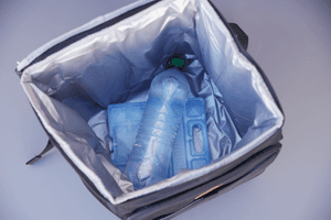 Kühlakkus im Test: Ein Kühlakku liegt zusammen mit einer Wasserflasche in einem Kühlrucksack.