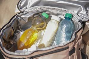 Kühlrucksack-Test: In einem Kühlrucksack liegen mehrere gekühlte Getränke.