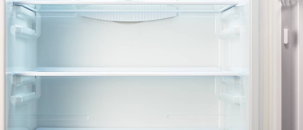 Kühlschrank-Energiesparend-Test: offener, leerer Kühlschrank mit klassischer Inneneinrichtung.