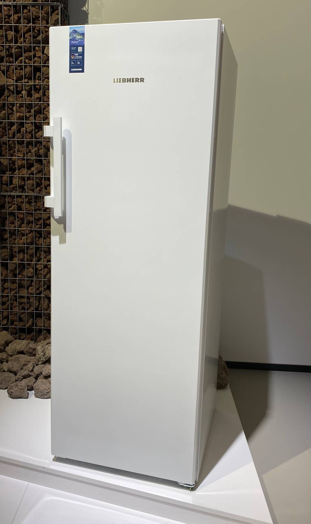 Ein getesteter Kühlschrank mit Gefrierfach von Liebherr in einer Ausstellungsfläche stehend.