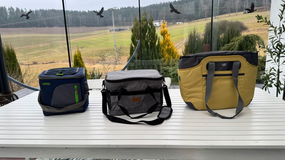 Alle drei Kühltaschen stehen nebeneinander auf einem Tisch