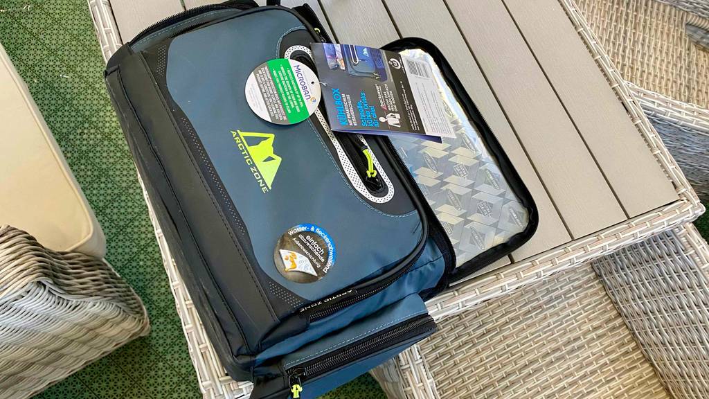 Eine kleine Kühltasche im Test: Eine kleine Kühltasche mit Schultergurten. 
