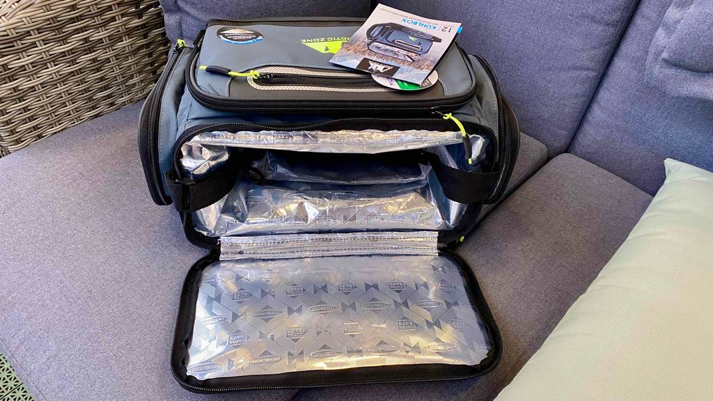 Kleine Kühltasche im Test: Innenraum und Fächer von einer kleinen Kühltasche.