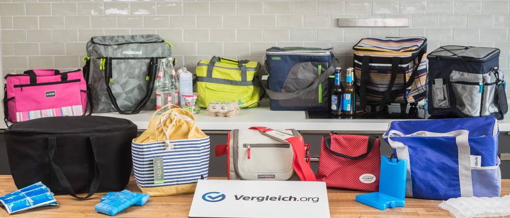 Viele Kühltaschen in zwei Ebenen nebeneinander 