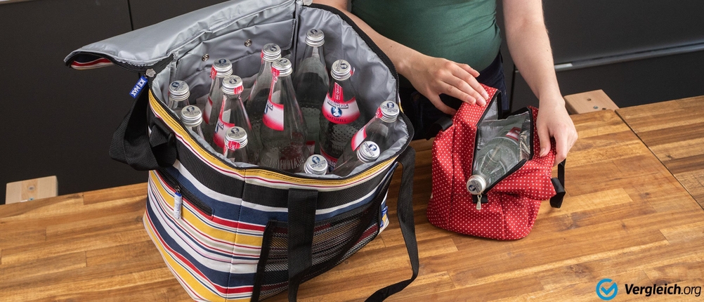 Große Kühltasche mit mehreren Wasserflaschen und kleine Kühltasche mit einer Flasche, die nicht reinpasst