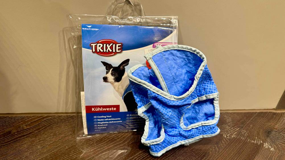 Kühlweste Hund getestet: Die Originalverpackung lehnt an einer Wand, davor die Weste.