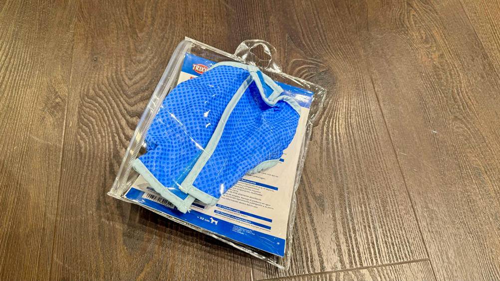 Eine Kühlweste Hund im Test liegt auf der Rückseite der Originalverpackung.