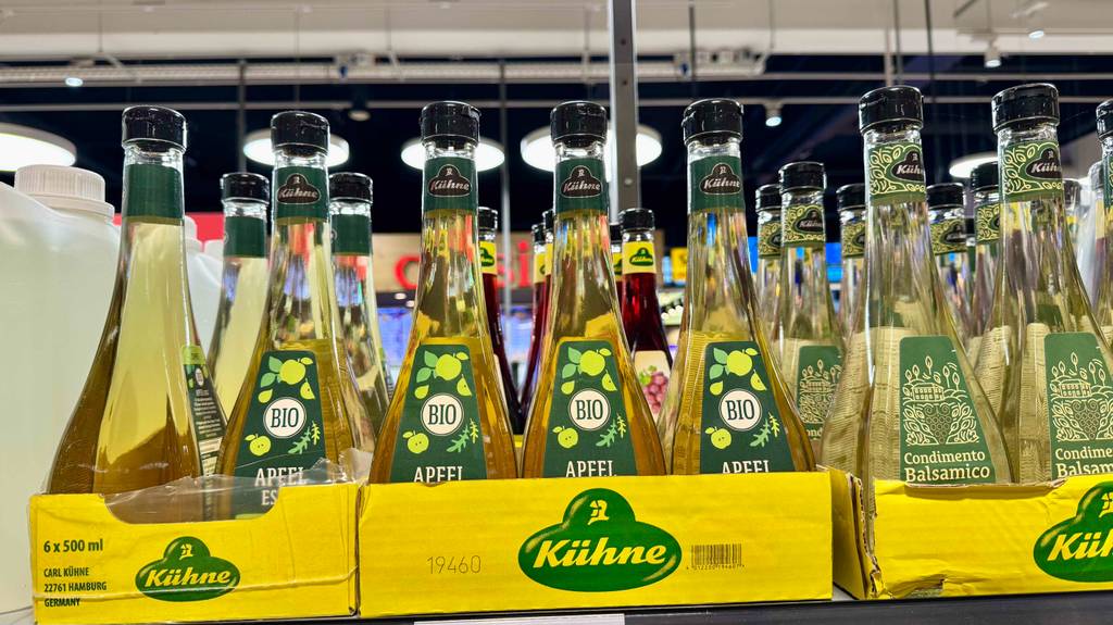 Bio-Essig-Test: Mehrere Flaschen stehen neben- und hintereinander neben anderen Produkten.