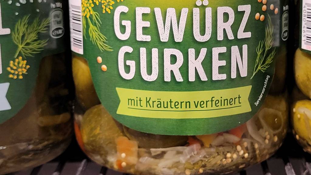 Gewürzgurken im Test: Nahblick durch das Glas auf den Inhalt.
