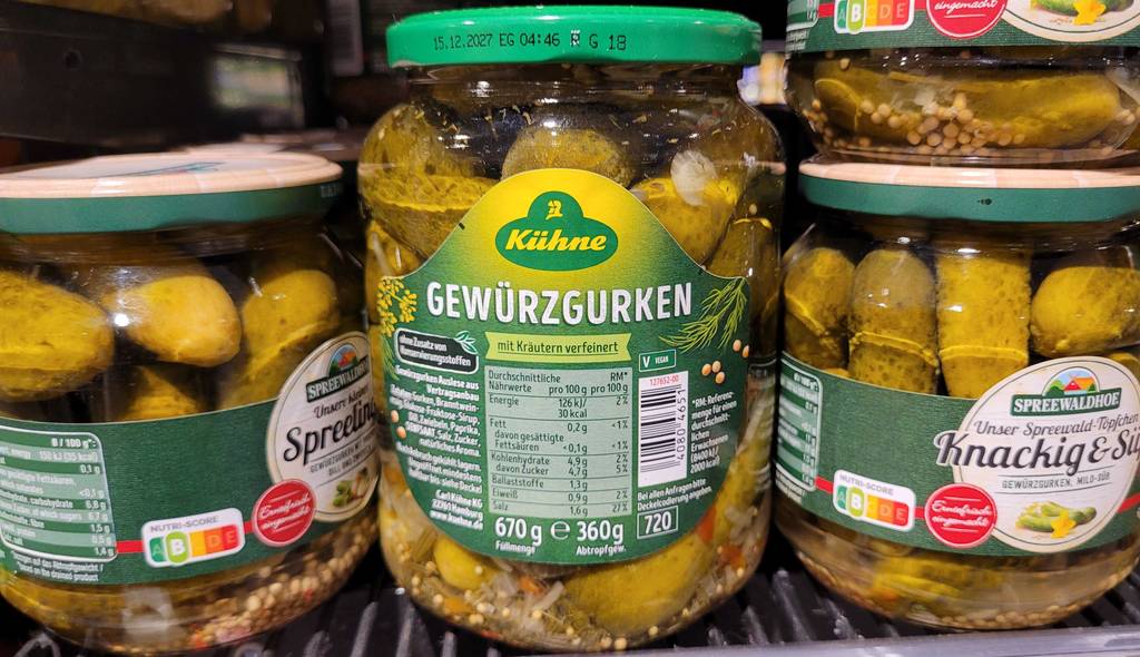 Auf der Rückseite eines Glases getestete Gewürzgurken stehen Informationen zum Inhalt.
