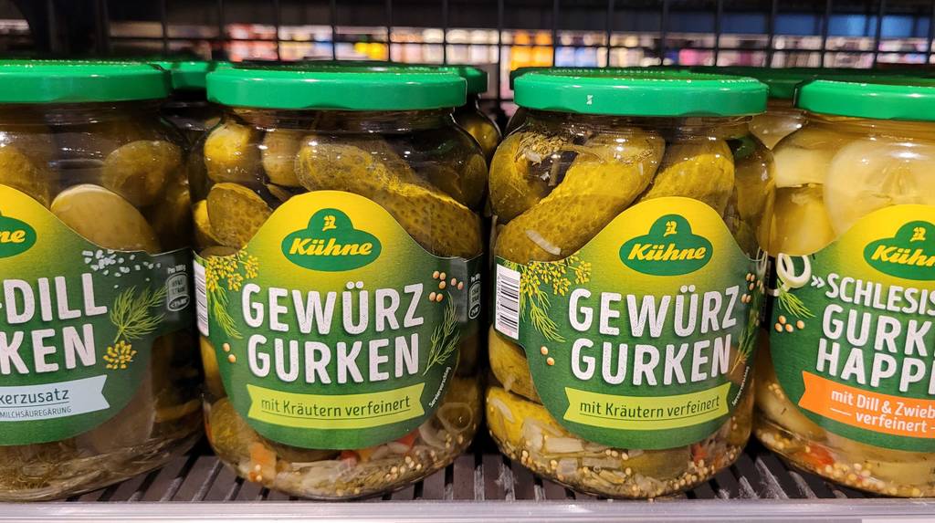Gewürzgurken im Test: Mehrere Gläser unterschiedlicher Sorten stehen neben- und hintereinander.