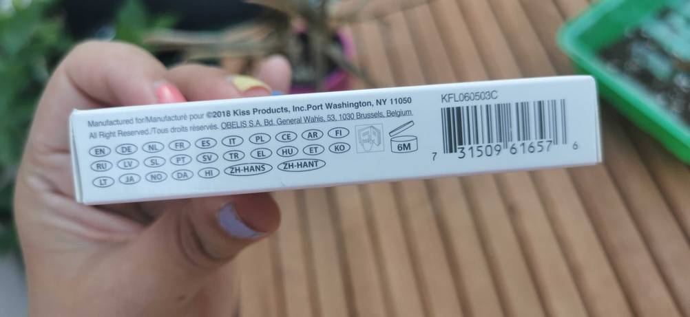 Im Test: Nahaufnahme der Seite einer Packung künstlicher Wimpern.