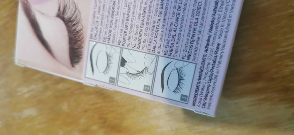 Künstliche Wimpern getestet: Nahaufnahme der grafischen Bedienungsanleitung auf der Rückseite der Packung.