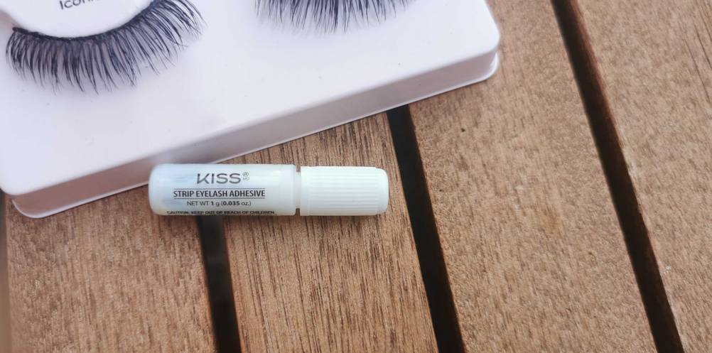 Vor einer Packung der getesteten künstlichen Wimpern liegt der Wimpernkleber.