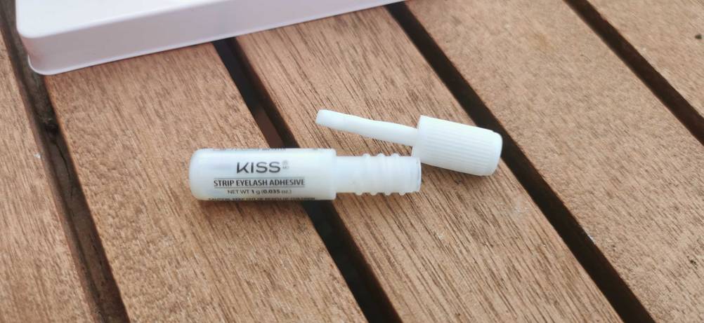 Der Kleber und Aplikator von Kiss-Künstliche-Wimpern