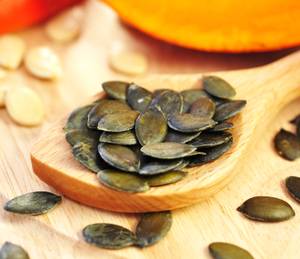 In Kürbiskern-Kapsel-Tests werden Produkte mit zusätzlich hinzugefügtem Vitamin-E besonders gut bewertet.