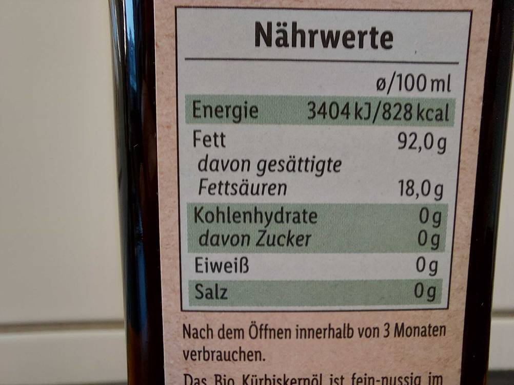 Getestet: Nahaufnahme der Nährwerte auf der Rückseite einer Flasche Kürbiskernöls.