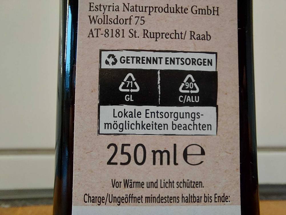 Nahaufnahme Rückseite einer Flasche Kürbiskernöls mit Inhaltsangaben.