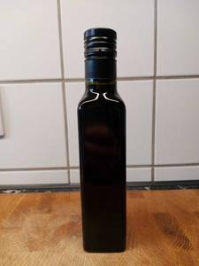 Kürbiskernöl-Flasche auf Arbeitsplatte