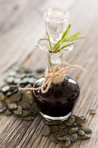 Speiseöl des Typs Kürbiskernöl ist sehr dunkel.