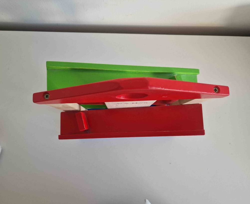 Im Test: Eine rot-grüne Kugelbahn von oben auf einer hellen Fläche.