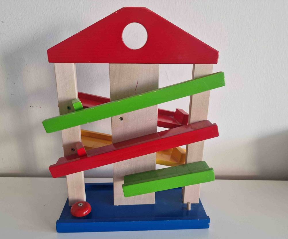Eine getestete Kugelbahn von vorne vor einer hellen Wand.