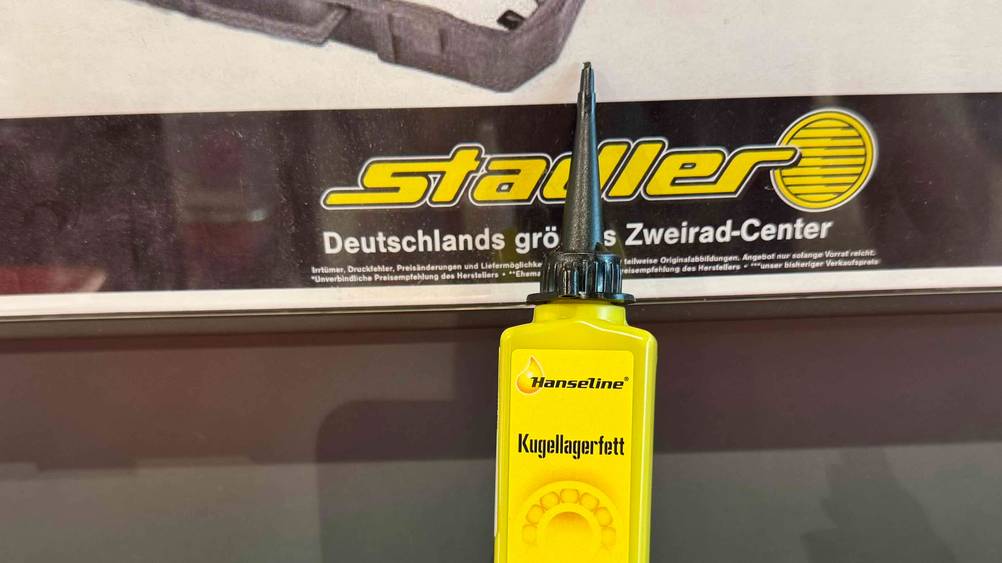 Kugellagerfett im Test: Nahaufnahme der Tube mit Logo und Artikelbezeichnung.