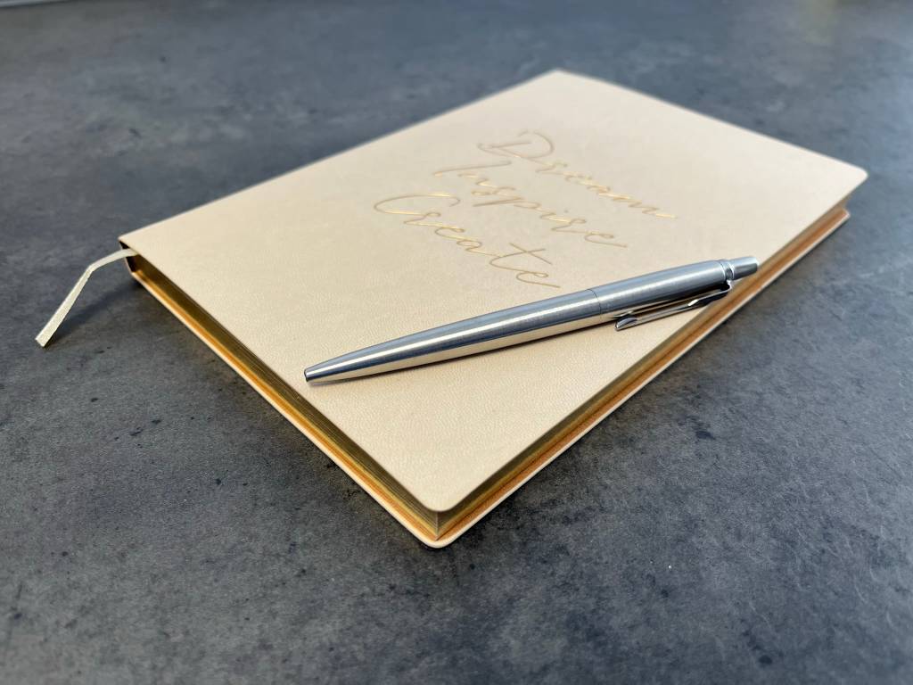 Kugelschreiber auf einem Notizbuch.
