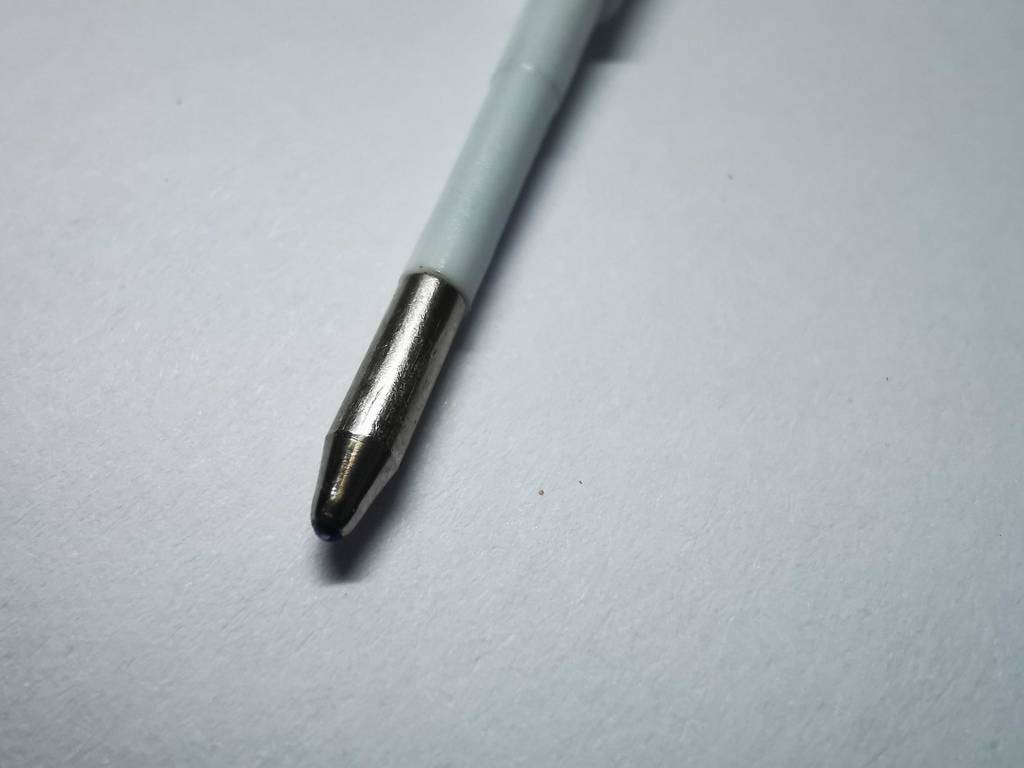 Detailansicht einer getesteten Kugelschreibermine.