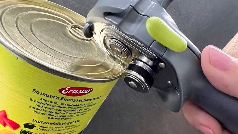 KUHN-RIKON-Auto-Safety-Dosenöffner wird auf einer Dose angesetzt.