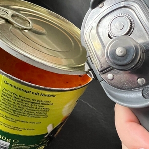 KUHN-RIKON-Auto-Safety-Dosenöffner öffnet mit Deckelheber einen Deckel