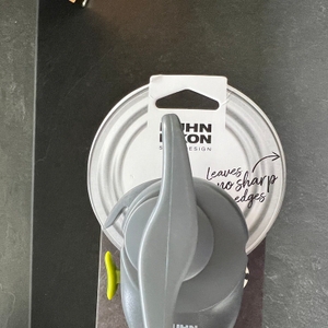 KUHN-RIKON-Auto-Safety-Dosenöffner an Pappe, die signalisiert, wie der Dosenöffner verwendet wird.