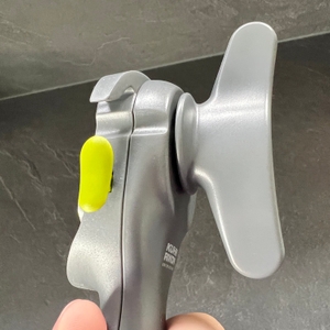 Grüner Knopf an der Seite des Dosenöffners