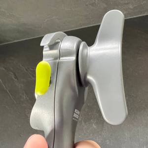 Grüner Knopf an der Seite des Dosenöffners
