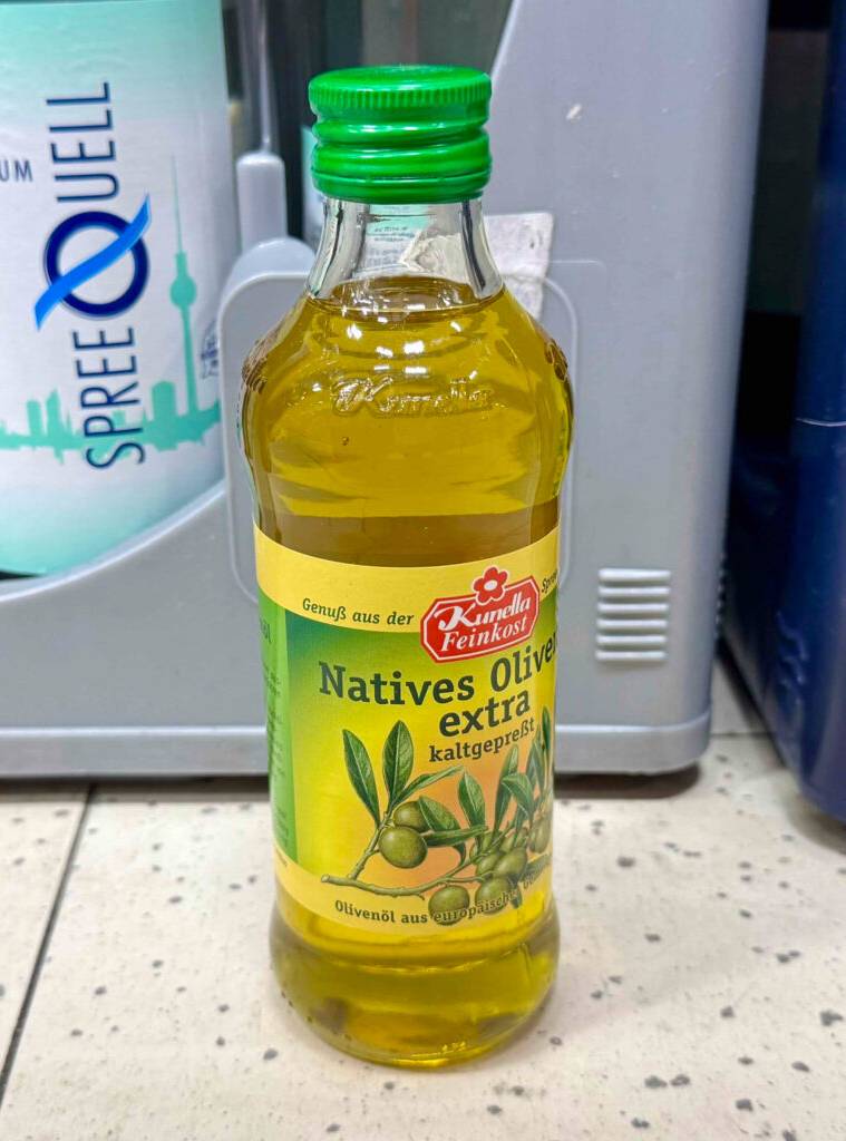 Test: Das kaltgepresste Öl aus Oliven steht vor mehreren Getränkekästen im Supermarkt.