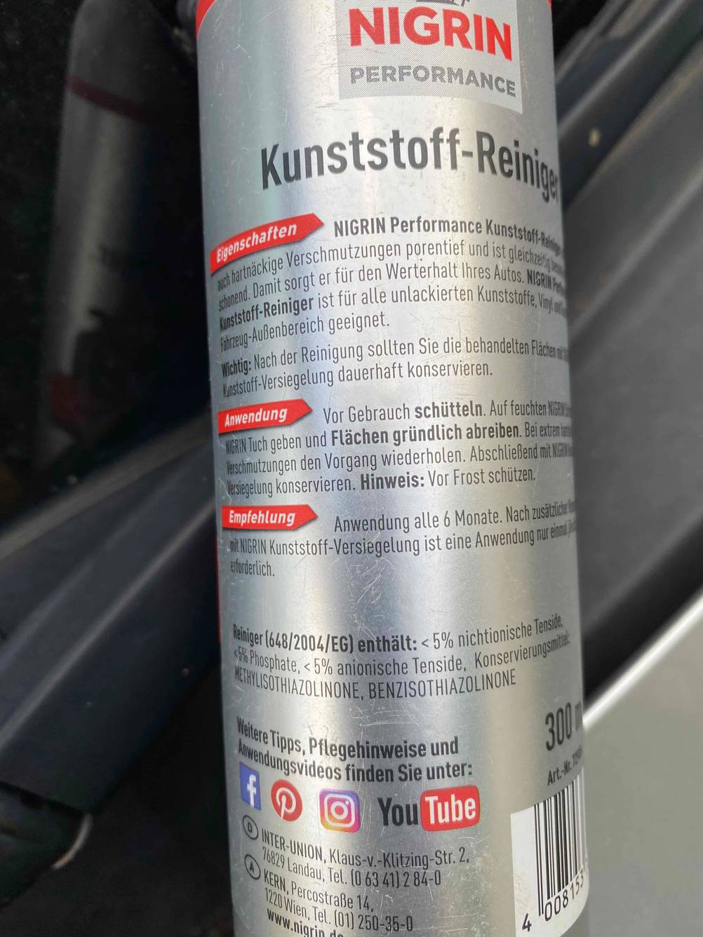 Im Test: Nahaufnahme der Rückseite einer Flasche Kunststoffreinigers mit Informationen.