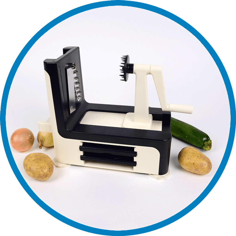 Ein Spiralschneider mit Kurbel nebst Kartoffeln und Zwiebeln.